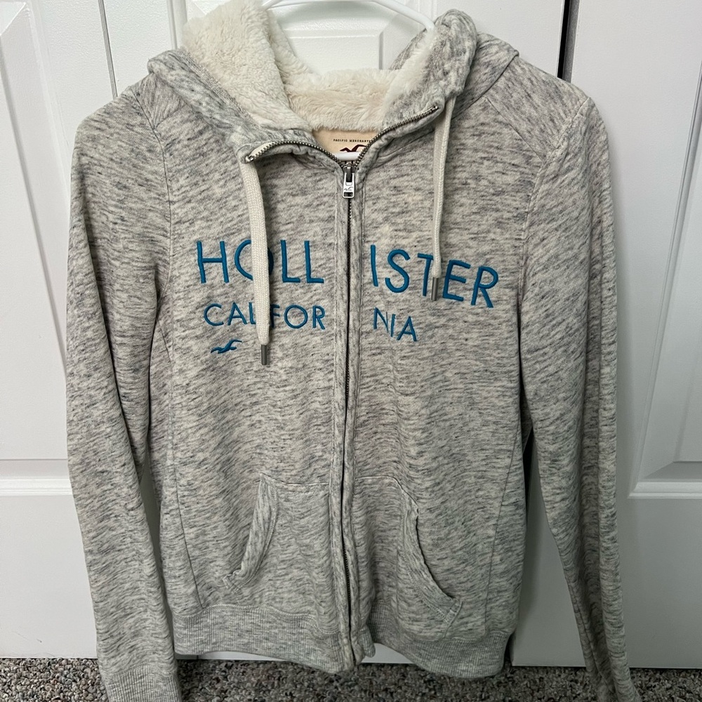 Hollister jacket with fur on the inside